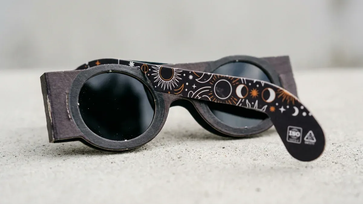 lunettes d'éclipse solaire sur un fond clair